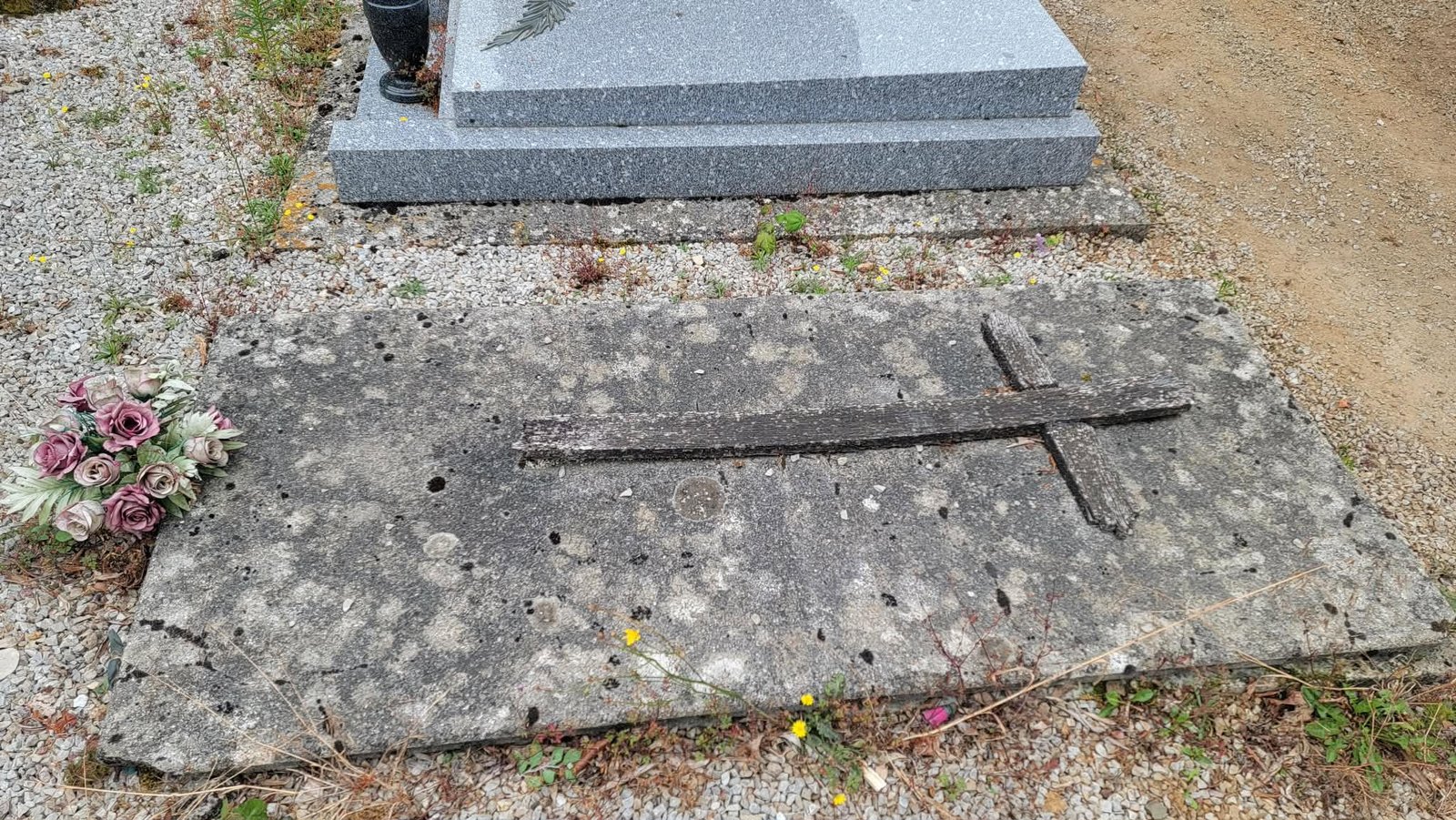 Ancienne dalle funéraire au cimetière